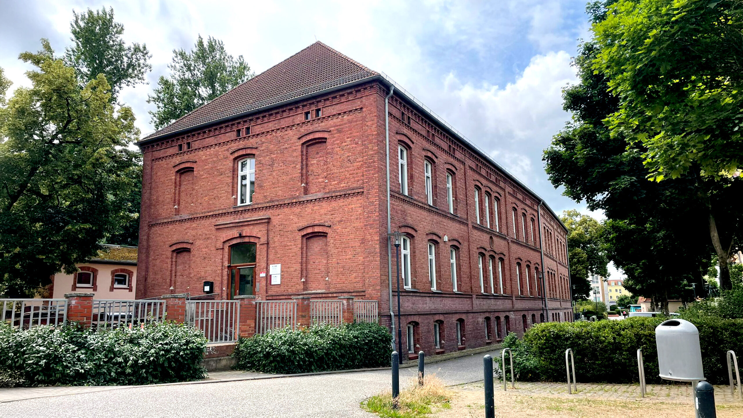rotes Backsteingebäude der Musikschule Oder-Spree "Jutta Schlegel" am Standort Fürstenwalde